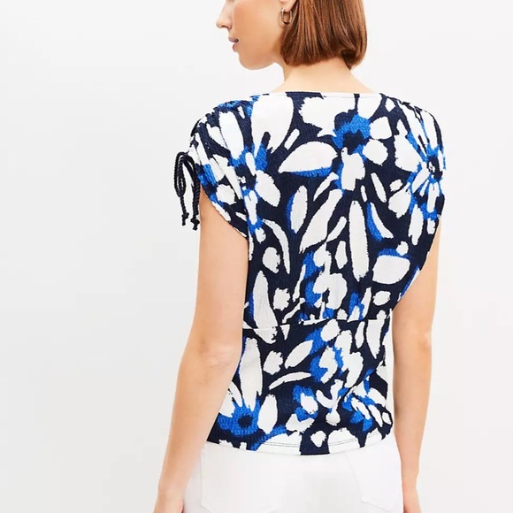 2/$25💕LOFT Floral Blue and White Women's Top - Picture 3 of 9